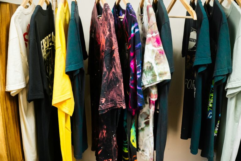 Bedruckte T-Shirts am Regal – Druck Office Schweiz