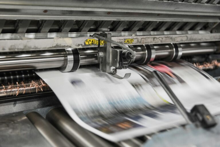 Druckmaschine im Druckprozess – Druck Office Schweiz