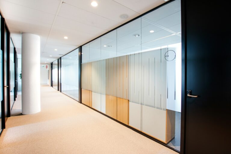 Flur mit Glaswänden – Druck Office Schweiz