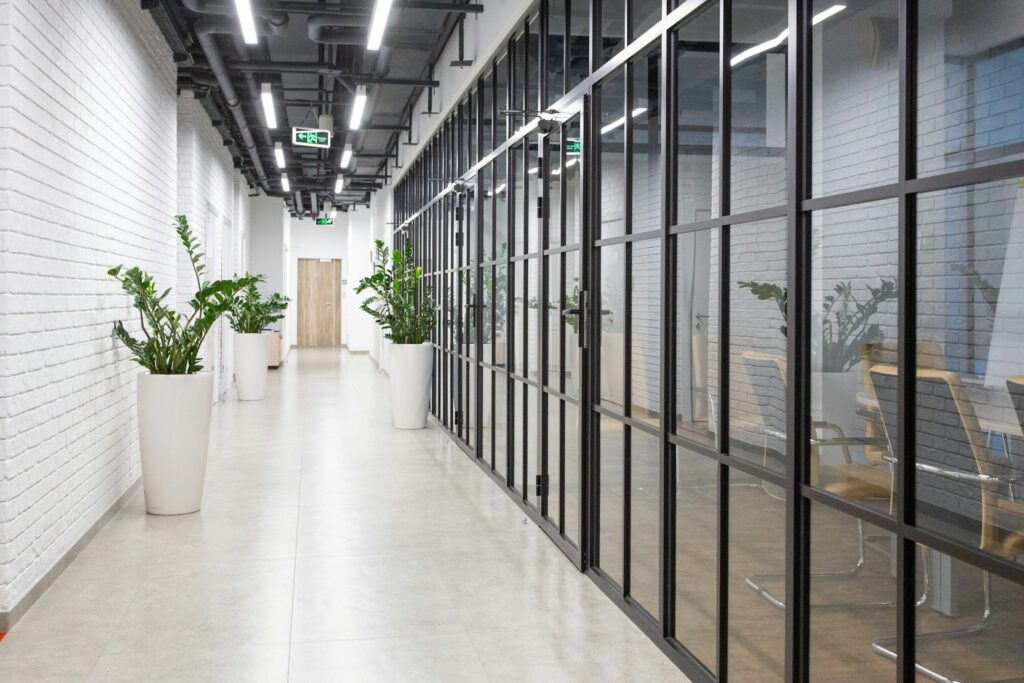 Glastrennwände im Gang – Druck Office Schweiz