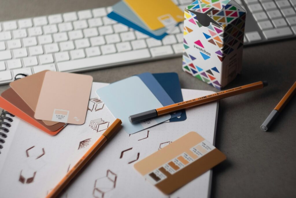 Grafikdesign-Arbeitsplatz mit Farbmustern – Online gestalten bei Druck Office
