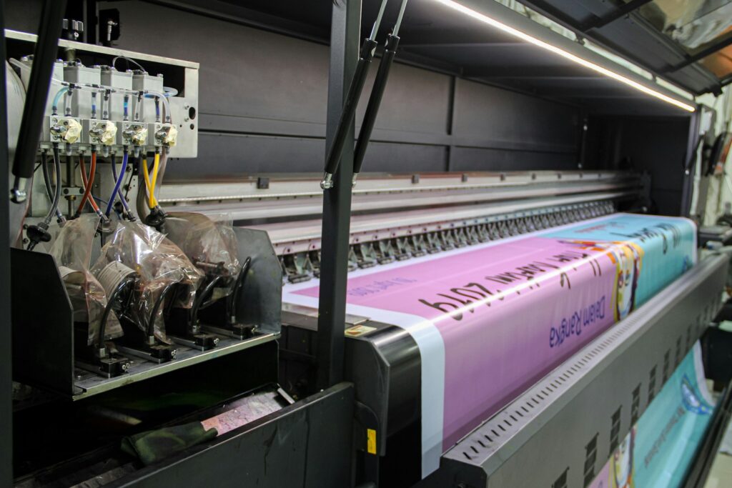 Grossformatdrucker druckt Banner – Druck Office Schweiz