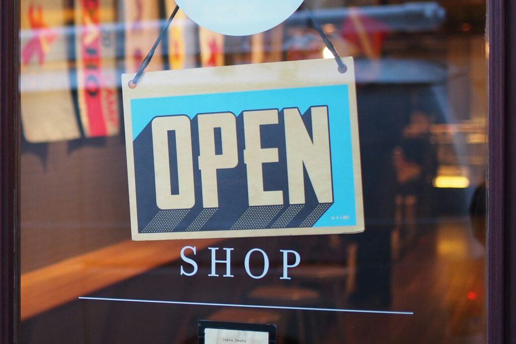 Open-Schild im Ladenfenster – Druck Office Schweiz
