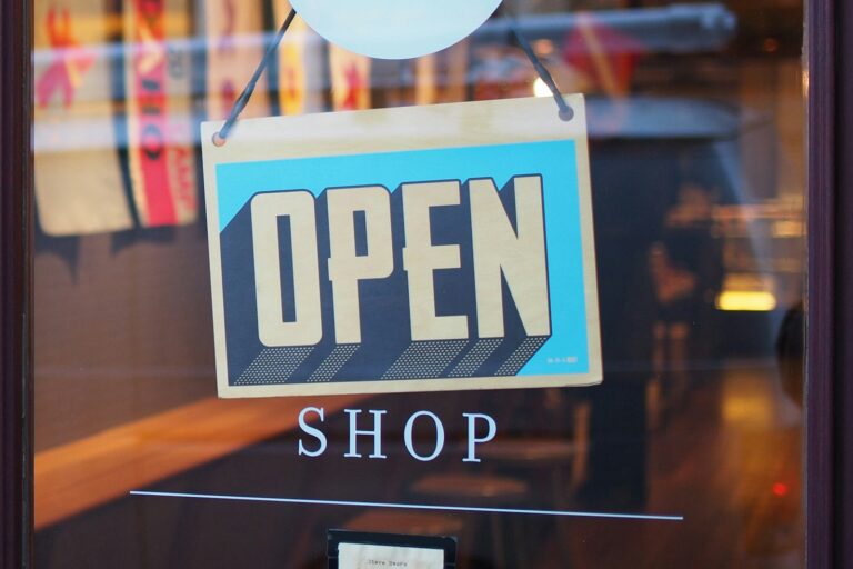 Open-Schild im Ladenfenster – Druck Office Schweiz