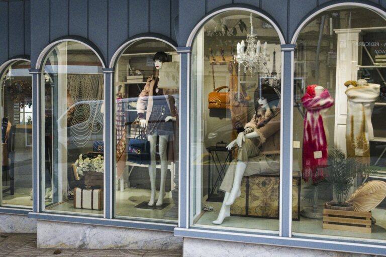 Schaufenster mit Bogenfenstern – Druck Office Schweiz
