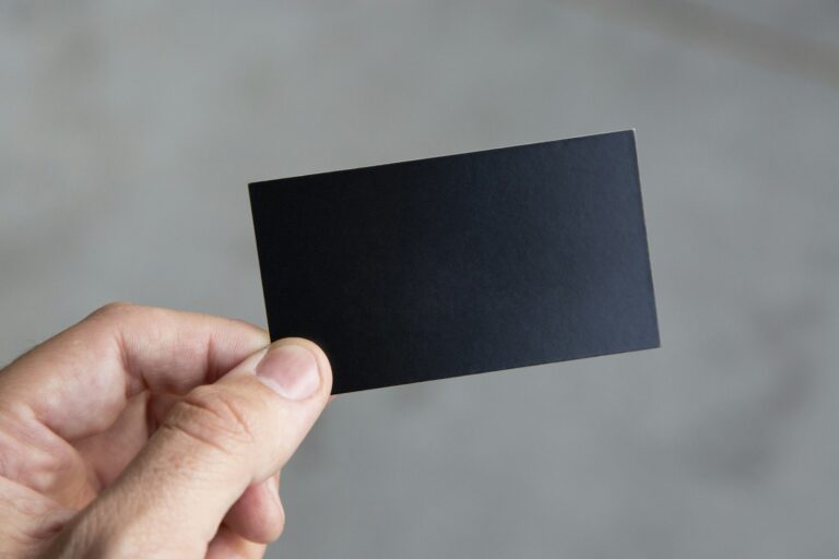 Schwarze Visitenkarte in der Hand – Druck Office Schweiz