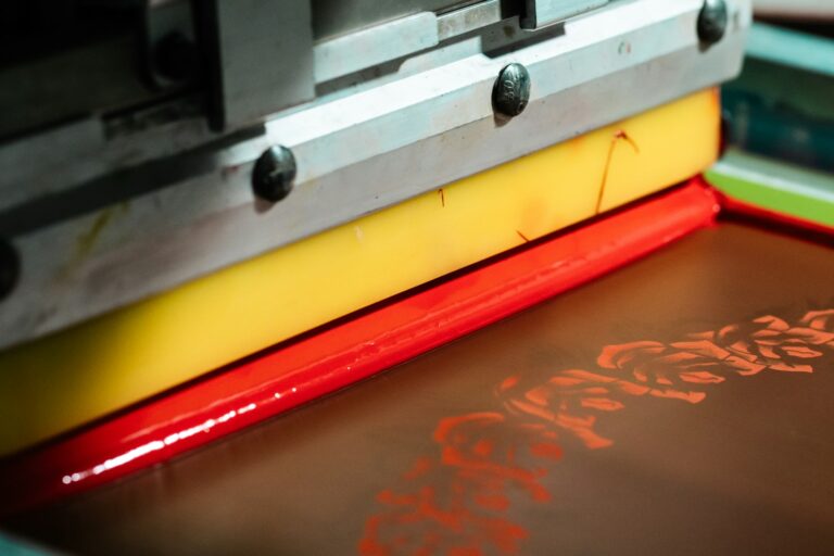 Siebdruck mit roter Farbe – Druck Office Schweiz