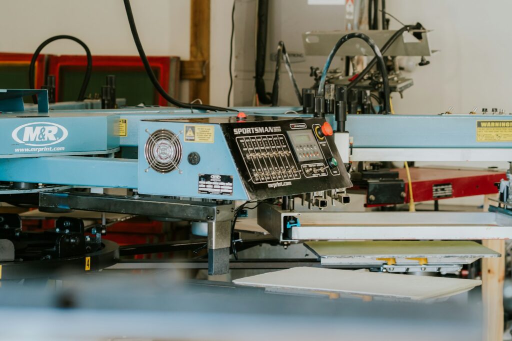 Siebdruckmaschine in der Werkstatt – Druck Office Schweiz