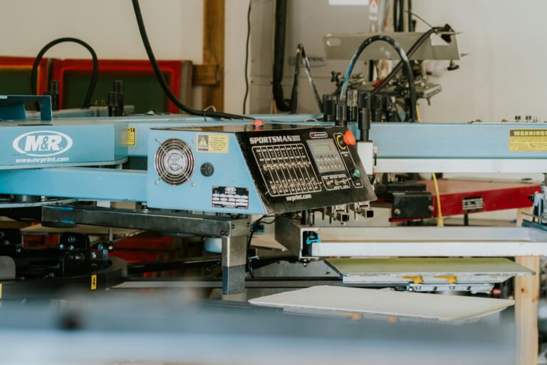 Siebdruckmaschine in der Werkstatt – Druck Office Schweiz
