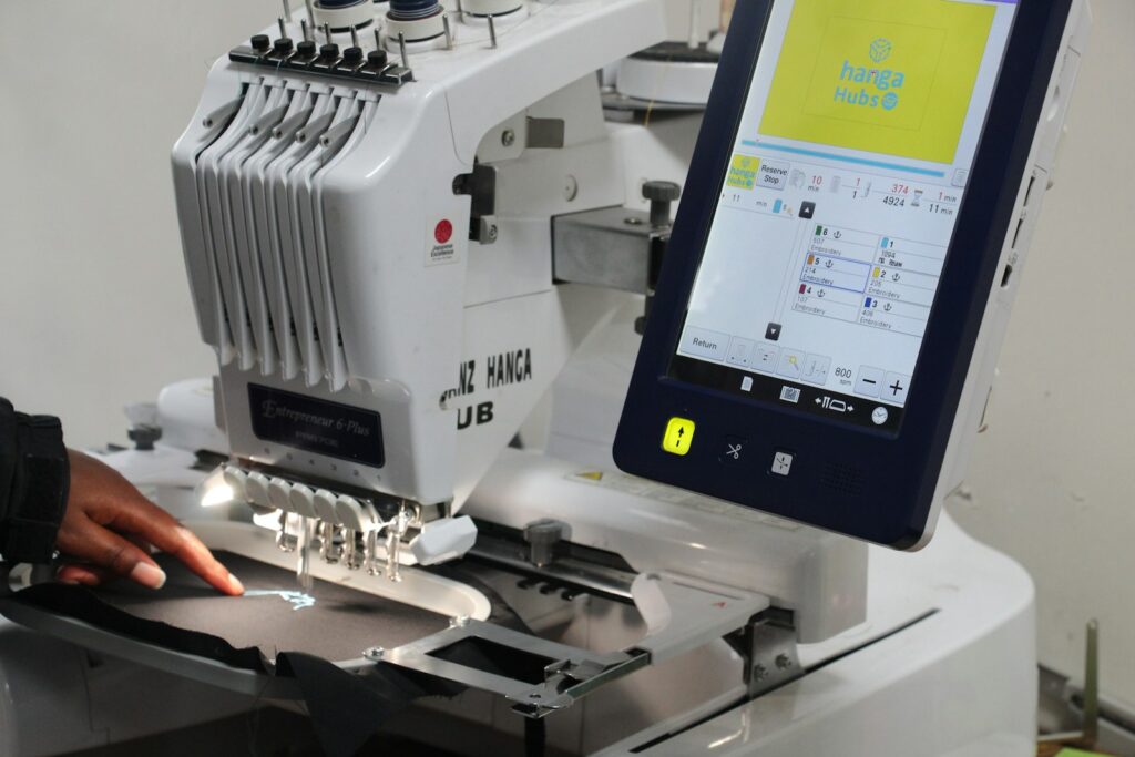 Stickmaschine im Einsatz – Druck Office Schweiz
